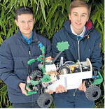 Die Schüler Timo (links) und Samuel halten den Roboter Soifakischtle.