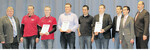 Die drei besten Absolventen Moritz Hoffmann (3. v. l.), Joshua Fischer (4. v. l.) und Andreas Rommel (6. v. l.) zeigten in Begleitung ihrer Ausbilder die Gesellenbriefe. Es gratulierten Landesinnungsmeister Kurt Neuscheler (1. v. l.), Michael Rabe vom VdAW (2. v. r.) und Karl-Heinz Wöger, Vorsitzender des Prüfungsausschuss (1. v. r.).