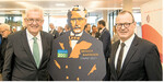 Winfried Kretschmann (links) und Dr. Roman Glaser mit einer Raiffeisen-Figur.