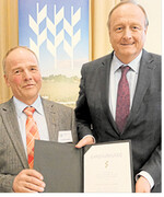 Höchste Ehre für Christian Reutter (links) Präsident Joachim Rukwied zeichnet ihn mit der Goldenen Ähre" des Landesbauernverbandes (LBV) aus.
