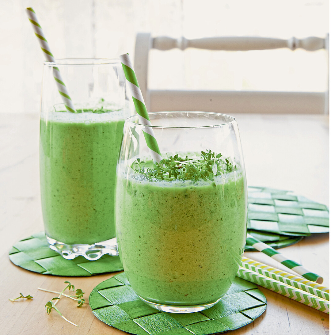 Gegen die Frhjahrsmdigkeit hilft ein Vitamin-Kick. Jetzt gedeiht Kresse gut auf dem Fensterbrett. Mit ihren leicht scharfen Senflen peppt sie jeden Salat auf. Zusammen mit etwas Apfel und Banane lsst sich ein feiner grner Smoothie mixen.