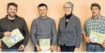 Auszeichnung für höchste Lebensleistungen ihrer Kühe: (v. l.) Markus Hess, Frank Hofer, mit Ingrid Epting von der Rinderunion sowie Clemens Baumann.