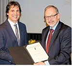 LBV-Vizepräsident Klaus Mugele (r.) überreichte Klaus Brodbeck die Goldene Ähre des Landesbauernverbandes.