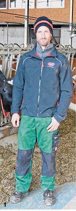 Alexander Hemberger baute einen modernen tiergerechten Milchviehstall mit mehreren Robotern, die ihn bei der täglichen Stallarbeit unterstützen.