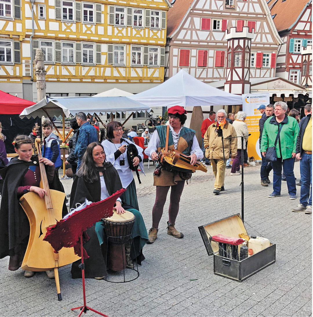 Beim diesjährigen Handwerkermarkt in der historischen Altstadt von Herrenberg am Sonntag, 22. März, zeigen Schmied, Zimmermann, Bürstenmacher, Drechsler und verschiedene Kunsthandwerker von 13 bis 18 Uhr ihre Arbeiten. Gleichzeitig laden die Geschäfte zum Einkaufsbummel ein. Für Stimmung sorgt musikalische Begleitung und Bewirtung gibt es an Ständen und bei der 1. Narrenzunft Herrenberg im Klosterhof.