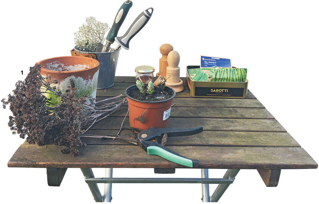 Ein Arbeitstisch im Garten ermöglicht schonendes Arbeiten mit geradem Rücken.