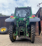 Ein Sinnbild für den Ackerbau: Dieser leistungsstarke Traktor kann sein Leistungspotential wegen der zu dünnn Reifen nicht entfalten. Wird die Kalkdüngung vernachlässigt, leistet auch der Acker nicht das Maximum.