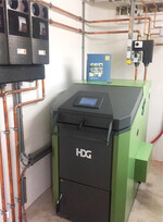 Auch bei hohen Förderungen sollten robuste Anlagen installiert werden. Für diese Holzhackschnitzelfeuerung werden 20 Jahre Garantie auf den Kesselkörper gewährt.