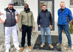 Peter (l.) und Reinhold Engst (r.) mit Kofi Amoko aus Ghana und Futtermittelexperte Alexander Lang vor der Hofmetzgerei in Oberstadion-Mundeldingen.