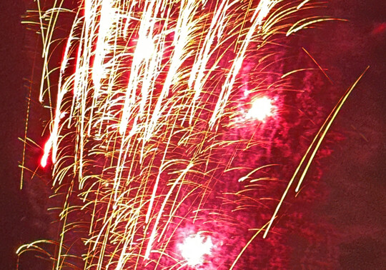 Das neue Jahr mit Feuerwerk begren.