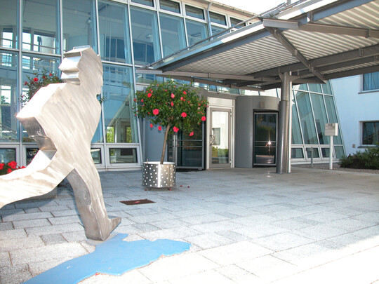 Am Eingang des Geno-Hotels in Karlsruhe, der Bildungseinrichtung des Baden-Wrttembergischen Genossenschaftsverbands.
