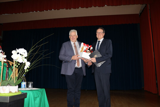 Den Geschenkekorb für Gastredner Klaus Tappeser, Regierungspräsident RP-Tübingen, überreichte Karl Endriß (l.), Vorsitzender beim Bauernverband Biberach-Sigmaringen.