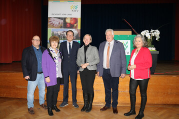 Blicken zuversichtlich ins neue Jahr (v. l.): Niklas Kreeb, Geschftsfhrer beim Bauernverband Biberach-Sigmaringen, Martina Magg-Riedesser, stellvertretende Vorsitzende, Klaus Tappeser, Regierungsprsident RP-Tbingen, Stefanie Brkle, Landrtin im Landkreis Sigmaringen, Karl Endri, Vorsitzender, und Doris Hrle, Vorsitzende der Landfrauen Biberach-Sigmaringen. 