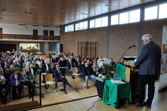Volles Haus beim Neujahrsempfang am Dreikönigstag in der Festhalle in Sigmaringen. „Wir müssen gesamtheitlich denken, um die Menschen im ländlichen Raum zu erreichen“, forderte der Vorsitzende beim Bauernverband Biberach-Sigmaringen, Karl Endriß. Er beklagte einen Verlust an Wettbewerbsfähigkeit für die Landwirtschaft.