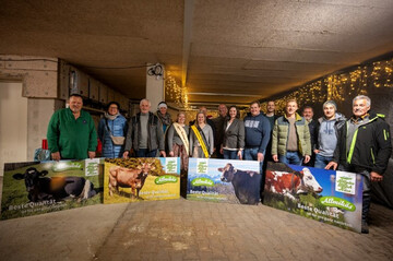 Die Preistrgerinnen und Preistrger mit der Allguer Kseknigin sowie der Braunviehknigin und den Vorstands- und Aufsichtsratsvorsitzenden und Geschftsleitungsmitgliedern der Allgu Milch Kse eG.