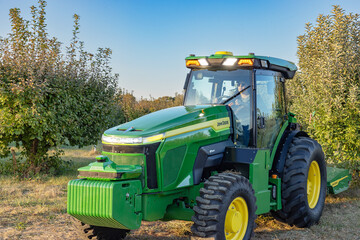 Der Elektrotraktor von John Deere soll auch autonom fahren knnen.