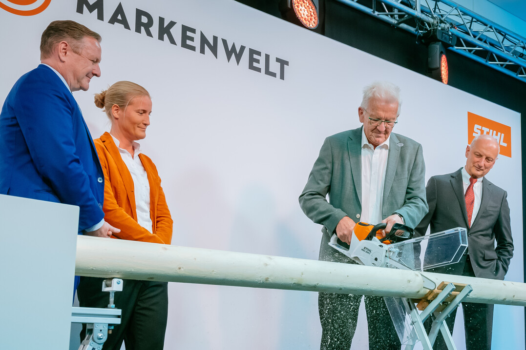 Ministerprsident Winfried Kretschmann erffnet die Stihl Markenwelt gemeinsam mit (v.r.) Dr. Nikolas Stihl, Vorsitzender des Beirats und des Aufsichtsrats von Stihl; Sarah Gewert, Vorstndin Marketing und Vertrieb sowie Michael Traub, Vorsitzender des Vorstands.