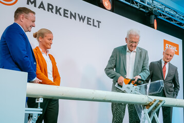 Ministerprsident Winfried Kretschmann erffnet die Stihl Markenwelt gemeinsam mit (v.r.) Dr. Nikolas Stihl, Vorsitzender des Beirats und des Aufsichtsrats von Stihl; Sarah Gewert, Vorstndin Marketing und Vertrieb sowie Michael Traub, Vorsitzender des Vorstands.