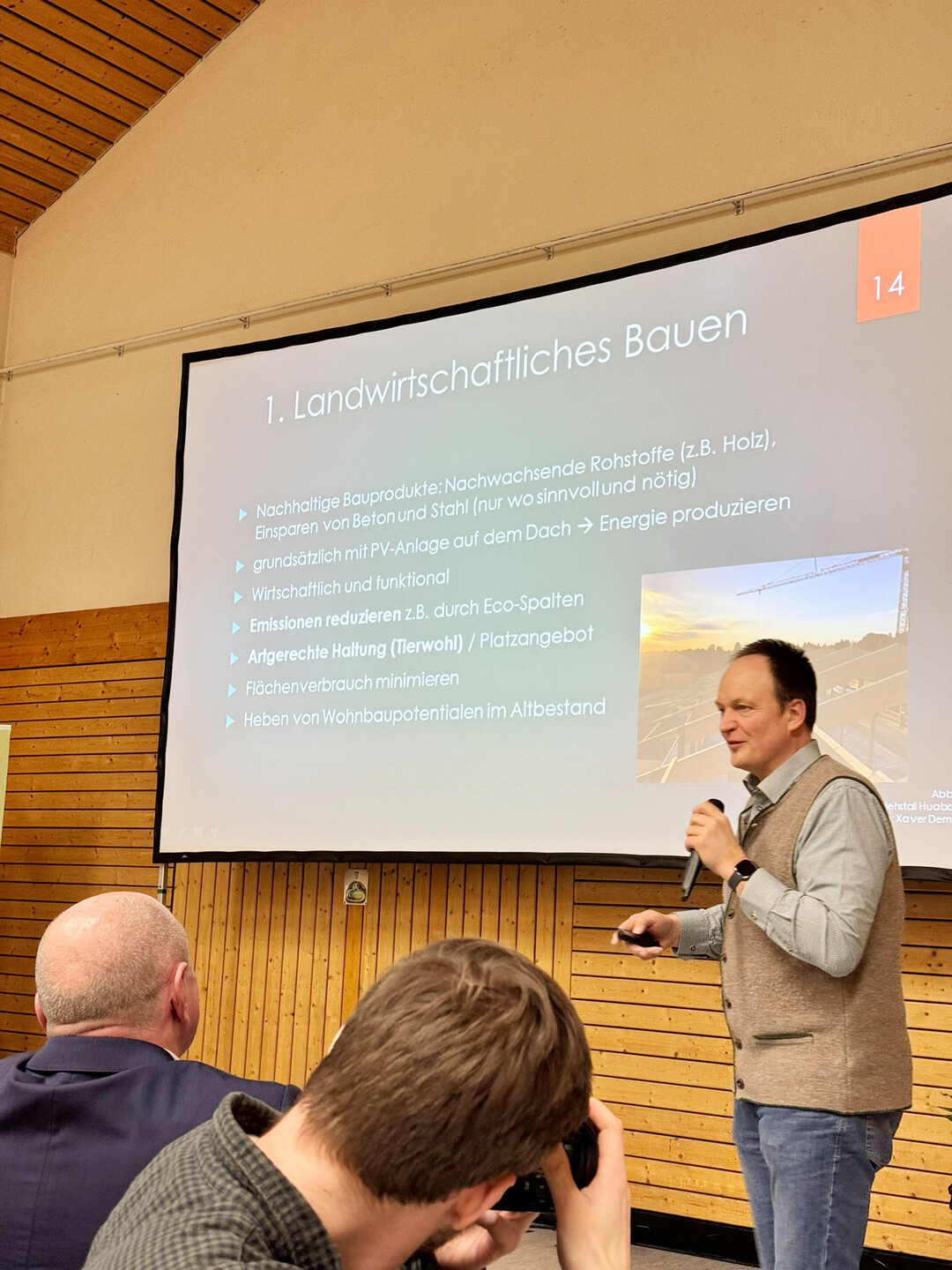 Landwirt Franz Demmel erluterte sein Konzept eines Energie-Plus-Betriebs.