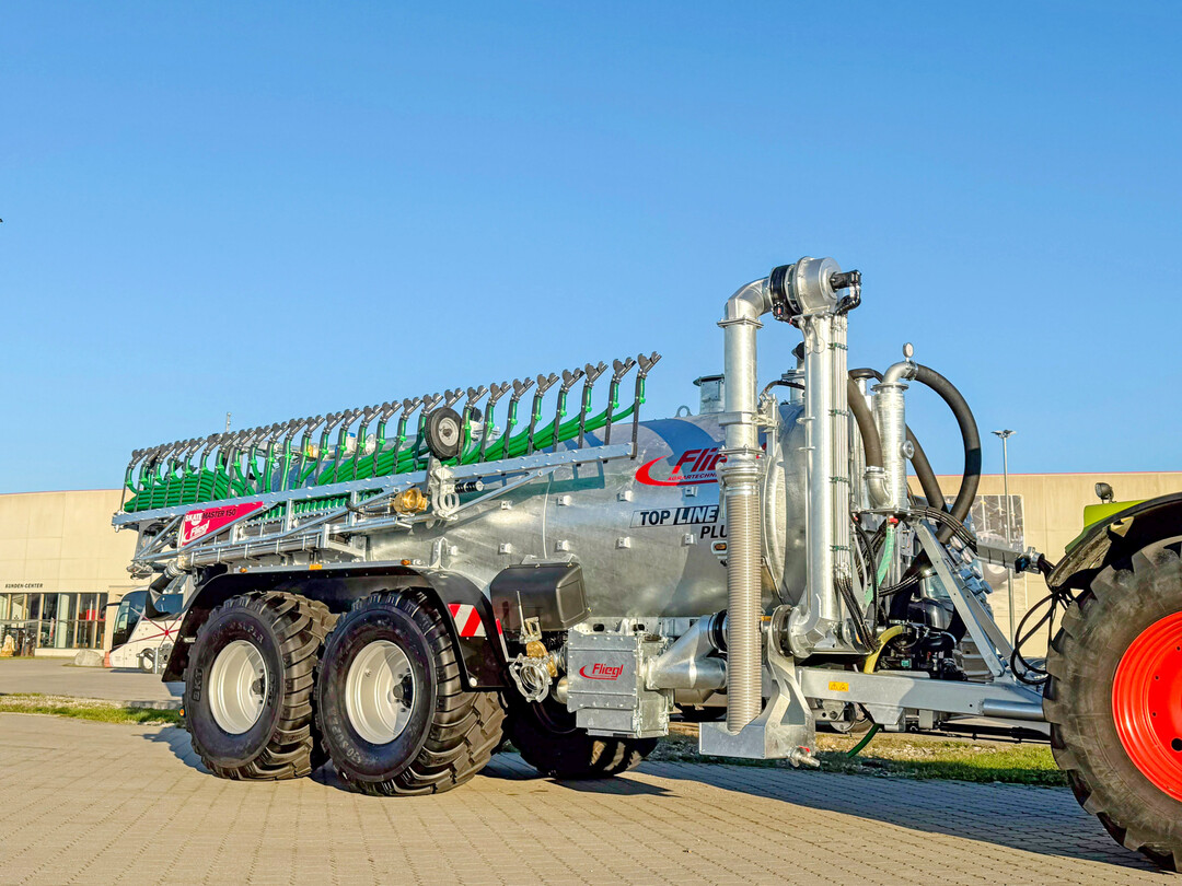 Die neuen Vakuumfsser von Fliegl fassen bis zu 20 Kubikmeter.