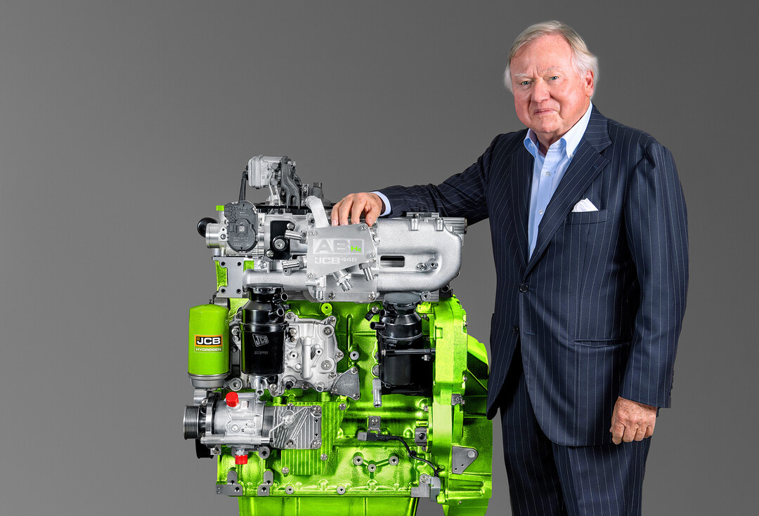 Lord Bamford mit dem Wasserstoff-Verbrennungsmotor von JCB.