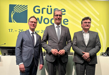 (v.l.) Jrg Migende, Hauptgeschftsfhrer Deutscher Raiffeisenverband, Dr. Dirk Kckler, Agrarvis, und Peter Manderfeld, Vorstandsvorsitzende der Hochwald Milch eG.