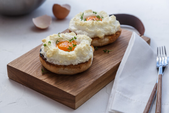 TikTok-Trend: Wolkeneier (Cloud Eggs) auf gersteten Brtchen.