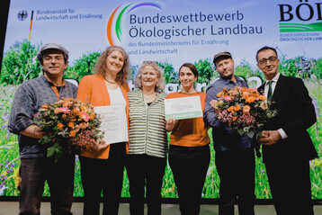 Bundesminister Cem zdemir mit Vertretern der Hofgemeinschaft Heggelbach aus Baden-Wrttemberg.