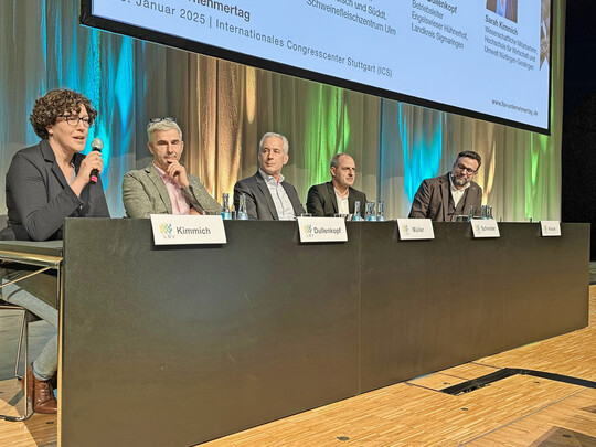 Im Forum I stellen sich (v. l): Sarah Kimmich, Wissenschaftliche Mitarbeiterin an der Hochschule fr Wirtschaft und Umwelt Nrtingen-Geislingen; Wulf Dullenkopf, Betriebsleiter Engelswieser Hhnerhof; Stefan Mller, Geschftsfhrer Mller Fleisch und Sddeutsche Schweinefleischzentrum Ulm; Andreas Schneider, Geschftsfhrer Schwarzwaldmilch-Gruppe und Moderator Guido Krisam, Chefredakteur BWagrar.