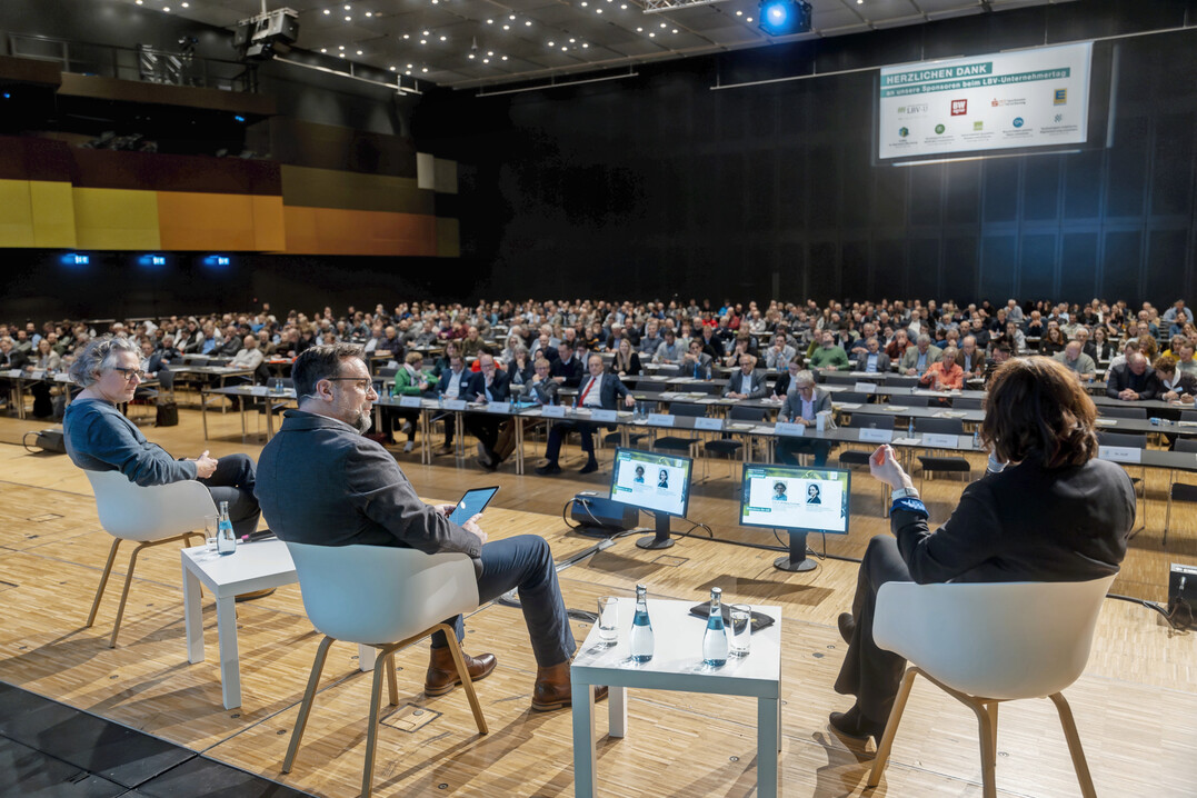 Die Diskussionsrunde zur Meinungsbildung im Zeitalter von Social Media mit Heidrun Lieb aus der Social Media Redaktion im Sdwestrundfunk (r.) und Prof. Dr. Wolfgang Schneider, Kommunikationswissenschaftler der Universitt Hohenheim (l.), moderiert BWagrar Chefredakteur Guido Krisam.