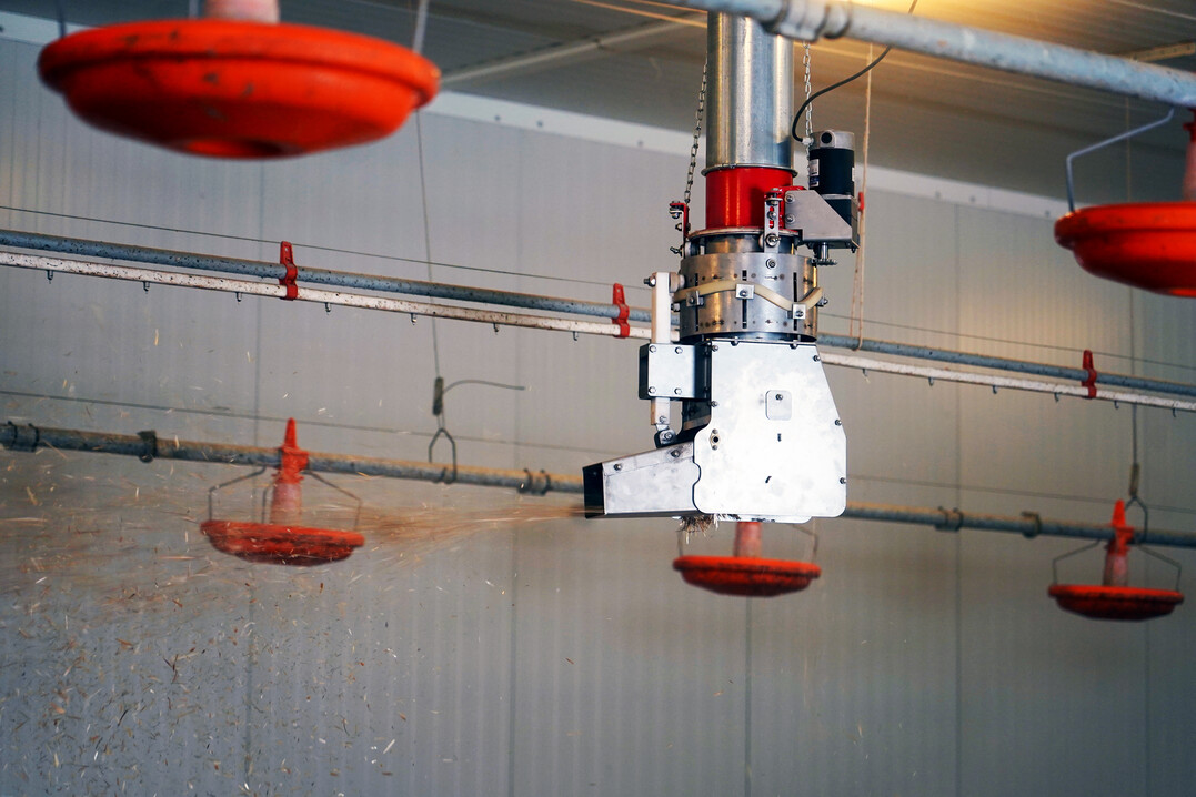 Die Strohmatic Air ASD des Herstellers Schauer Agrotronic GmbH ist ein vollautomatisches Einstreusystem, das entstaubtes Stroh gleichmig im Stall verteilt. Dieses System ist insbesondere fr Putenstlle geeignet. Es erlaubt ein zielgerichtetes Einstreuen, das in Zeit und Menge flexibel und sogar per Tagesprogramm automatisiert gesteuert werden kann.
Dadurch, dass der Traktor beziehungsweise das externe Einstreugert als Transportvehikel wegfllt, fllt ein Transportweg fr eine Einschleppung von Krankheitserregern weg. Das verbessert die Hygiene deutlich und vermindert durch das tgliche Nachstreuen die Ausbreitung von Histomoniasis.