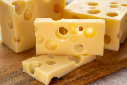 Eine Platte Emmentaler-Kse aus Frankreich.