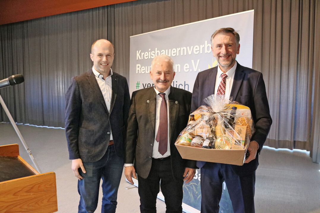 Einen Geschenkkorb als Dankeschn fr seine mitreiende Rede gab es fr den Gastredner Gnther Felner (r.), Prsident Bayerischer Bauernverband, berreicht vom KBV-Vorsitzenden Gebhard Aierstock und Geschftsfhrer Thomas Pfeifle (l.). 