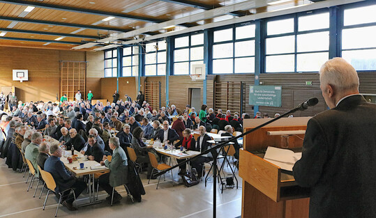 Gute Stimmung und ein volles Haus: In der Gemeindehalle in St. Johann-Wrtingen hie der KBV-Vorsitzende Gebhard Aierstock zahlreiche Mitglieder und Gste aus Wirtschaft und Politik herzlich willkommen zur Lichtmesstagung 2025.