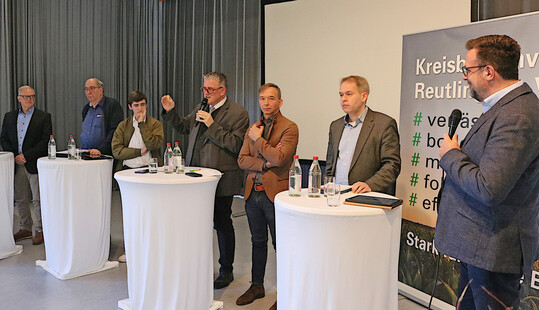 Podiumsdiskussion mit den Kandidaten zur Bundestagswahl: Unter der Leitung von Moderator Guido Krisam, BWagrar-Chefredakteur (r.), diskutierten (v. l.) Rudolf Grams (AfD), Michael Jäger (BSW), Jaron Immer (Grüne), Michael Donth, (CDU), Pascal Kober (FDP) und Sebastian Weigle (SPD) über die Zukunft der Landwirtschaft.