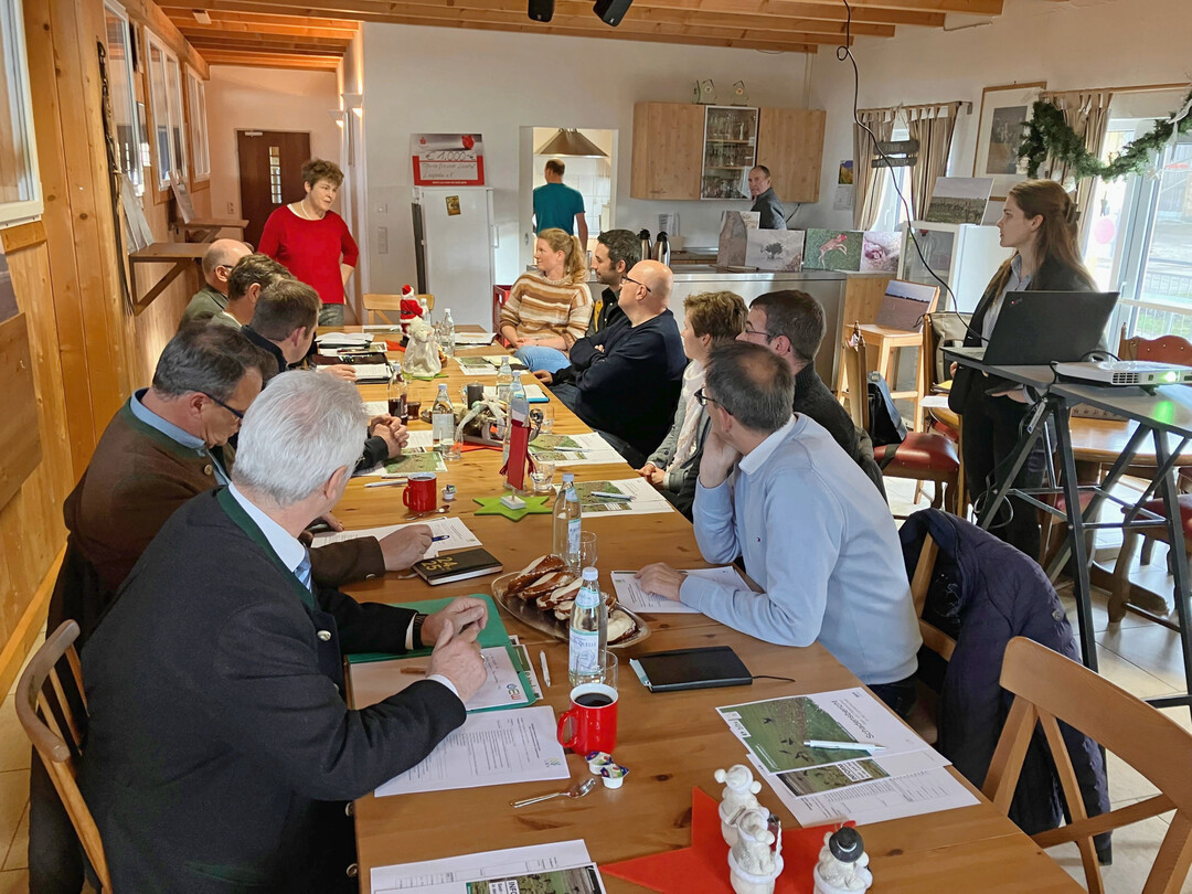 Landwirte, Jger und Behrdenvertreter tauschen sich mit Vertretern aus der Politik aus. 