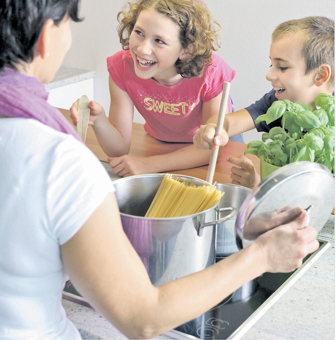Spaghetti und Tomatensoße kommen immer gut an. Wie das Gericht zubereitet wird, lernen Kinder am schnellsten, wenn sie früh in der Küche mitmachen dürfen. Dazu gehört dann auch zu lernen, wie der hochwertige Edelstahltopf oder die beschichtete Pfanne materialschonend gereinigt werden.