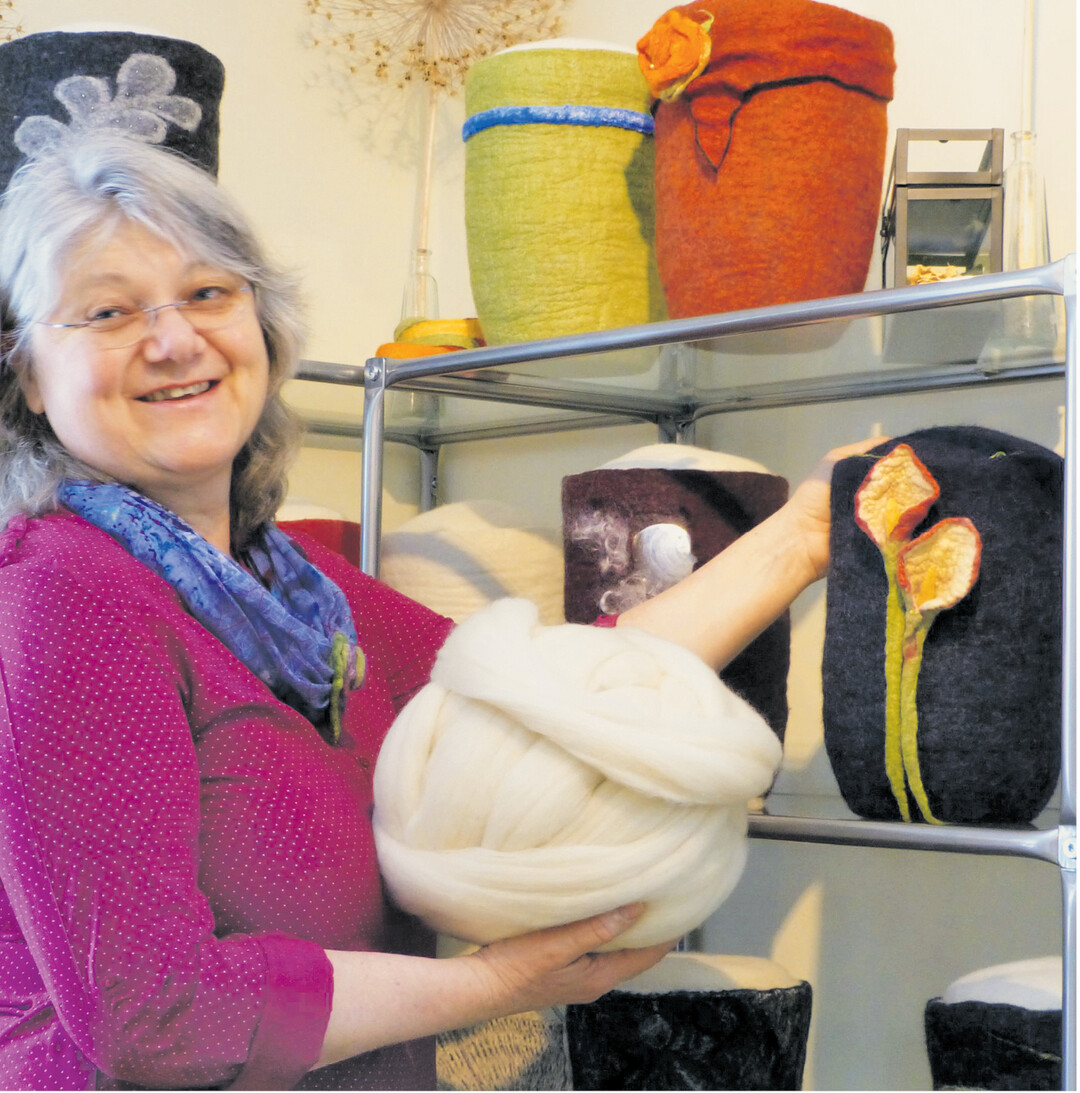 bild der woche Hohlkörper aus feiner, weicher Schafwolle als Hülle für Urnen gestaltet die Filzkünstlerin Anita Zimmermann aus Blaufelden im Kreis Schwäbisch Hall. Mehr dazu lesen Sie auf den folgenden Seiten.