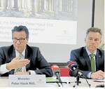 Minister Peter Hauk kommentiert das Urteil des OLG Düsseldorf zur Holzvermarktung; rechts Forstpräsident Max Reger.