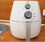 Die Handhabung der Heißluftfritteuse ist einfach: Schublade aufziehen, Frittiergut auf das Sieb legen und Zeit einschalten. In der kleinen Form (2) kann auch Kuchen gebacken oder ein Auflauf zubereitet werden.