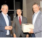 Bei Dr. Andreas Maier (r.) bedanken sich (v. l.) Alois Gerig und Albert Gramling mit einer Odenwälder Schlemmerkiste.