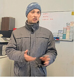 Tobias Geiger erklärt im Stallbüro die Vorzüge des Melkroboters.