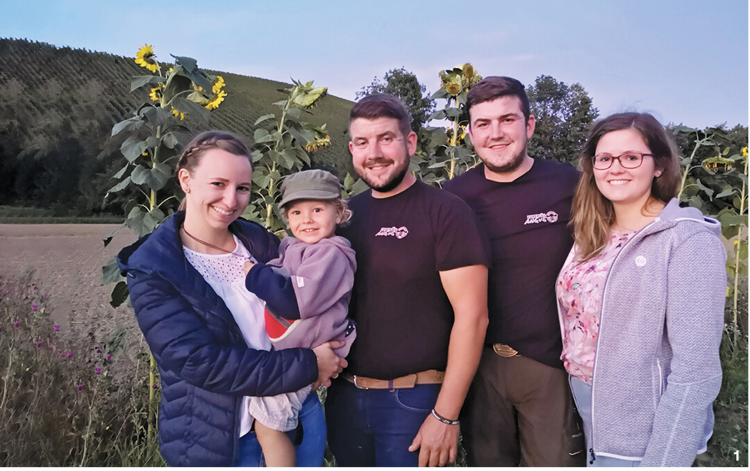 Die Brüder Thomas und Jonathan Schüle haben gemeinsam die Zabergäu Angus GbR" gegründet. Im Bild von links: Carolin und Thomas Schüle mit Sohn Ludwig sowie Jonathan und Clara Grüneich.