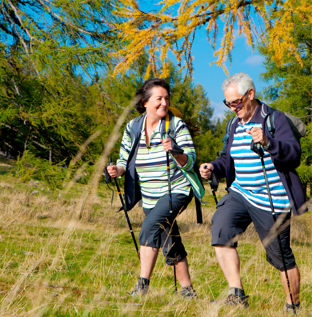 Bald lockt hoffentlich die Frühlingssonne hinaus zum Wandern. Bewegung an der frischen Luft und in der Natur tut Körper und Seele gut. Dann nicht vergessen: Die Haut mit Sonnenschutz eincremen und Sonnenbrille tragen! Was es mit dem Trend Gesundwandern auf sich hat, das erfahren Sie auf den folgenden Seiten.