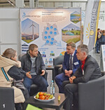 Am Stand von renergie Allgäu: Thomas Hartmann und Geschäftsführer Florian Weh im Gespräch mit Besuchern.