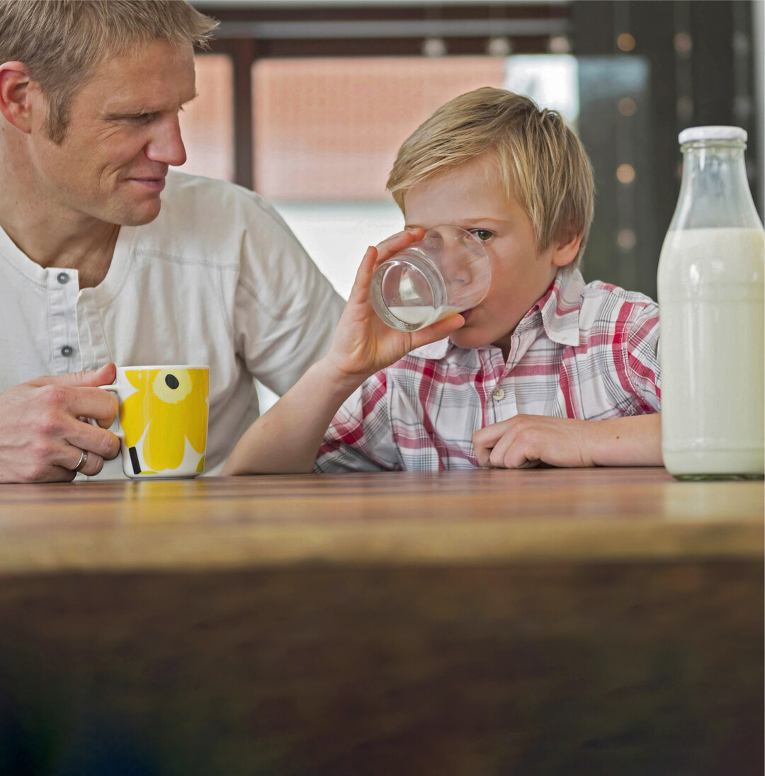 Milch aus Glasflaschen schmeckt besser als aus dem Tetrapack Wie die Milch verpackt ist, beeinflusst ihren Geschmack. Das hat eine US-amerikanische Studie ergeben. Fr das Experiment wurden pasteurisierte Voll- und Magermilch (Magermilch mit 0,5 Prozent Fettgehalt) in sechs Behltern (á 280 ml) gelagert: ein Pappkarton, drei Behlter aus verschiedenen Kunststoffen, ein „Milchbeutel" aus Kunststoff und Braunglas. Die Milch wurde in Dunkelheit bei Khlschranktemperaturen von vier Grad Celsius gelagert. Am Tag ihrer Abfllung und nach fnf, zehn und 15 Tagen wurden die Proben auf sensorische Eigenschaften und flchtige Verbindungen geprft und am zehnten Tag einem Geschmackstest unterzogen. Offenbar wirkt sich die Art der Verpackung auf den Milchgeschmack aus, wobei Magermilch dafr anflliger als Vollmilch war. Die „Milchtte" aus Pappkarton und der „Milchbeutel" aus Plastik bewahrten die Frische am schlechtesten. Im Vergleich zu anderen Materialien waren sie durchlssiger fr flchtige Verbindungen aus der Umgebung. Zudem hatte in Pappkartons verpackte Milch nach fnf Tagen einen deutlichen Fehlgeschmack, und es waren Verbindungen aus dem Verpackungsmaterial im Getrnk nachweisbar. Bei Magermilch waren die Fehlaromen besonders ausgeprgt. Das liegt vermutlich daran, dass die Verbindungen in Fett lslich sind. und dadurch in Vollmilch weniger stark wahrgenommen werden. BZfE, Heike Kreutz