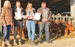 Gratulation an die jungen Landwirtinnen Annika Böttinger (2. v. l.) und Franziska Fröschle (3. v. l.), überbracht von Dagmar Hämmerle, Leiterin Abteilung Landwirtschaft und Naturschutz im Landratsamt Calw, Thomas Schill, Vorsitzender VLF Calw.