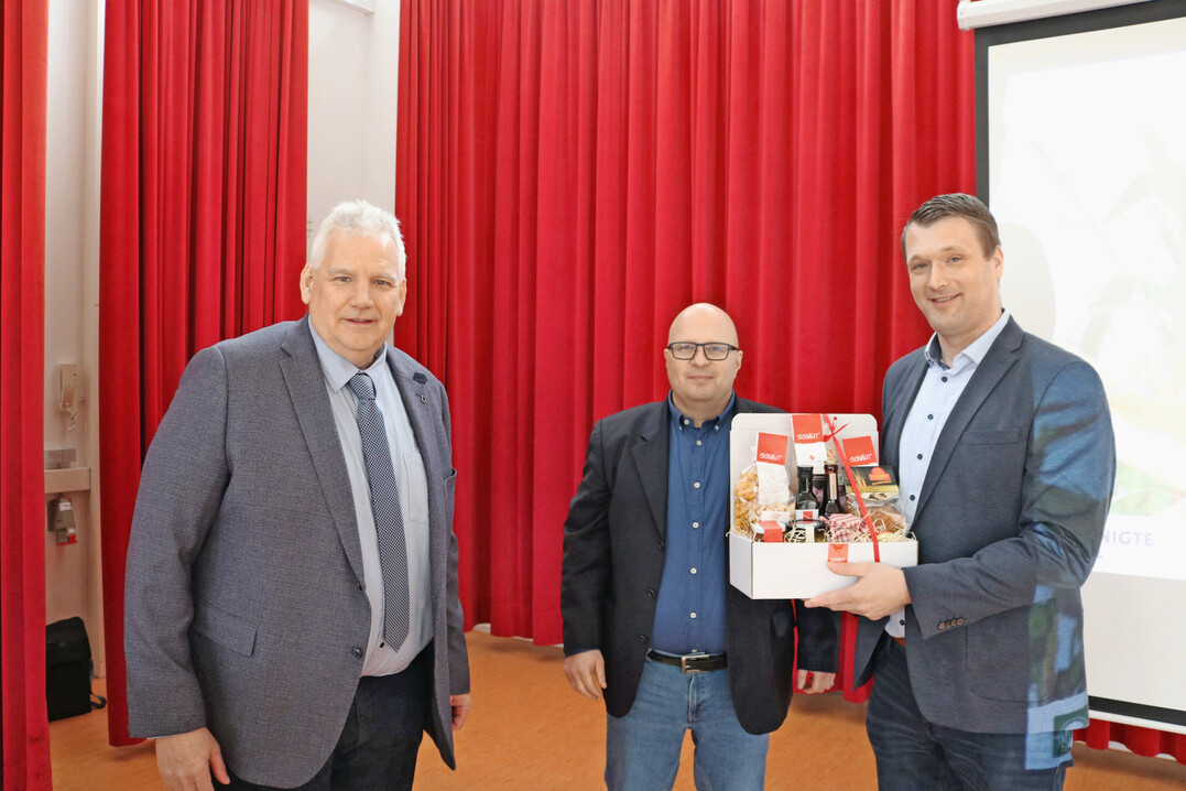 Was durch den Klimawandel auf die Landwirtschaft zukommt, darber sprach Friedrich Ehrmann (r.), Vereinigte Hagelversicherung VVaG. Einen Geschenkkorb berreichten ihm Karl Endri, Vorsitzender beim Bauernverband Biberach-Sigmaringen, und Geschftsfhrer Niklas Kreeb (Mitte).  