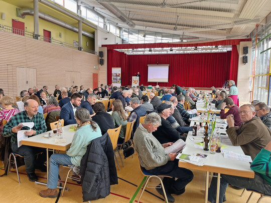 Volles Haus in der Donauhalle beim Bauernverband Biberach-Sigmaringen in Riedlingen-Neufra am 7. Februar 2025.