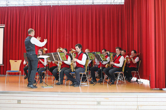 Musikalisch eröffnet wurde die Jahreshauptversammlung von der Schülerkapelle der Fachschule für Landwirtschaft unter der Leitung von Simon Knab.